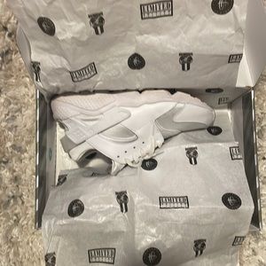 Nike huaraches size 10.5 brand new never worn.